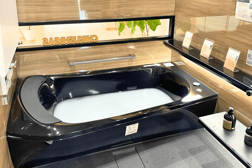 筑紫ガスのショールーム「nodoca」に設置されたマイクロバブル給湯器のお湯が出てくる様子