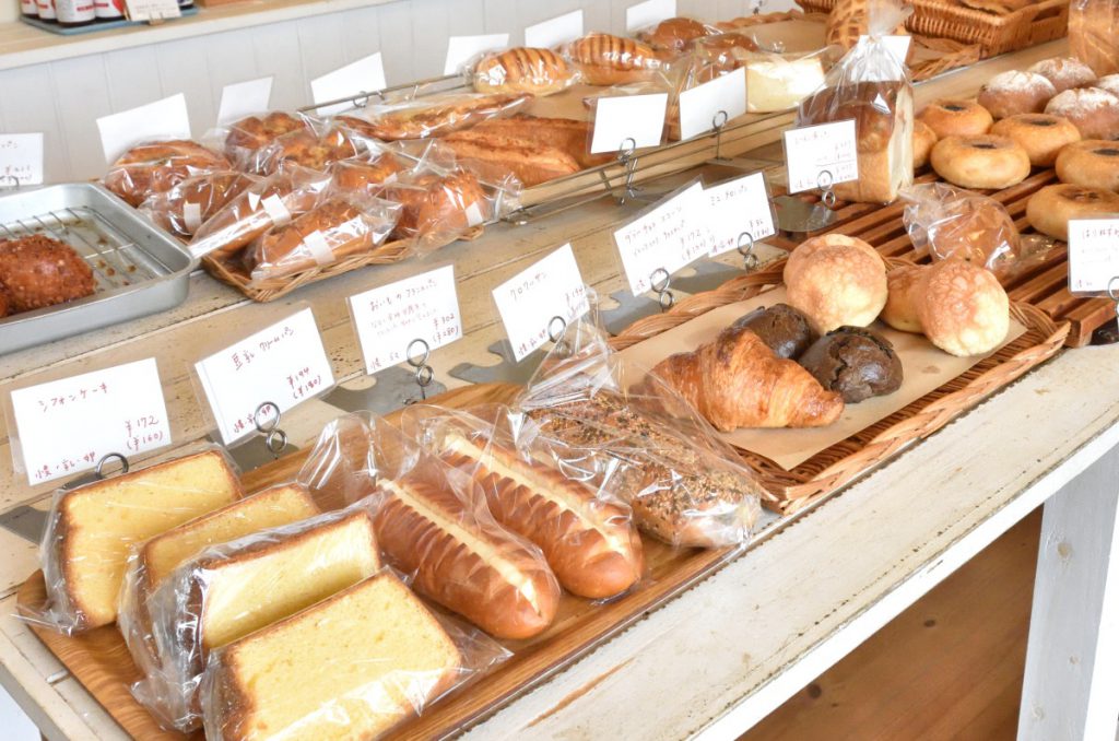 「nanapain（ナナパン）」の店頭に並ぶハード系からおやつ系まで多彩なパン